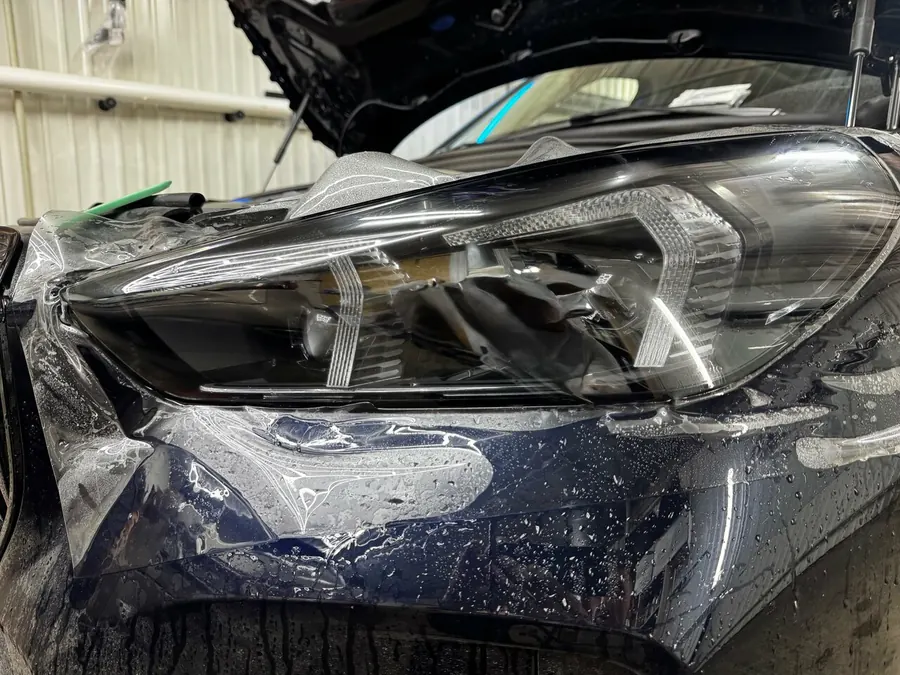 Фара BMW в защитной плёнке